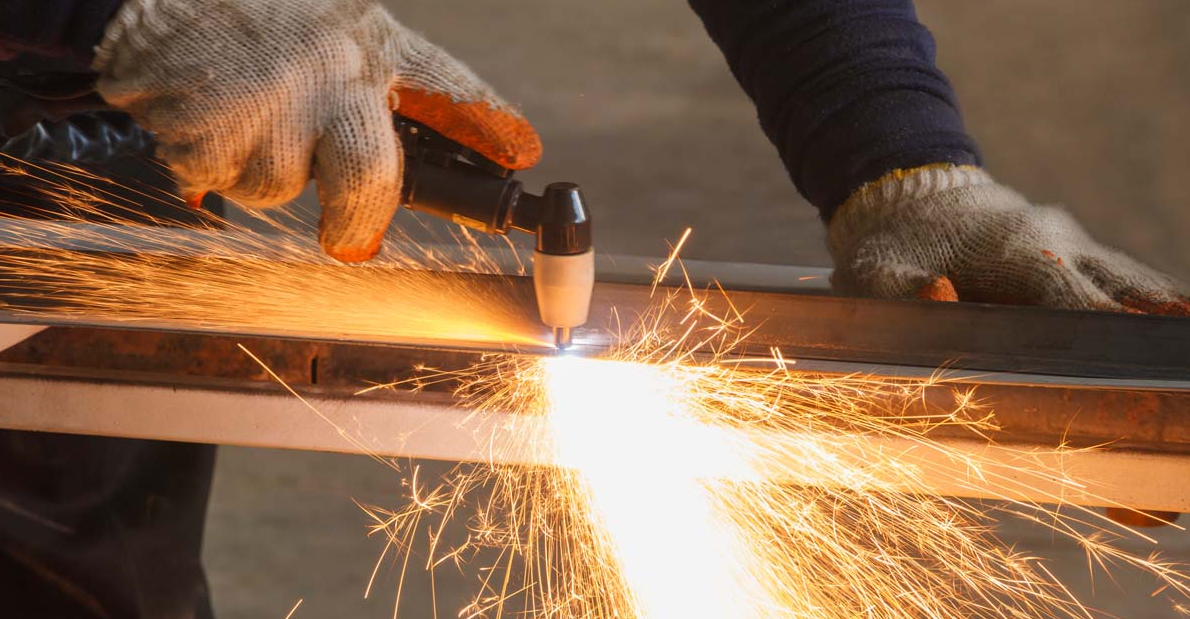 What are 3 advantages of plasma cutting